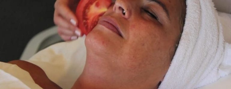 OMG! Rubbing a slice of tomato on face can give this amazing result