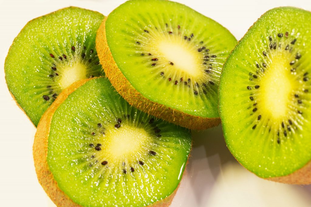 how to cut a kiwi